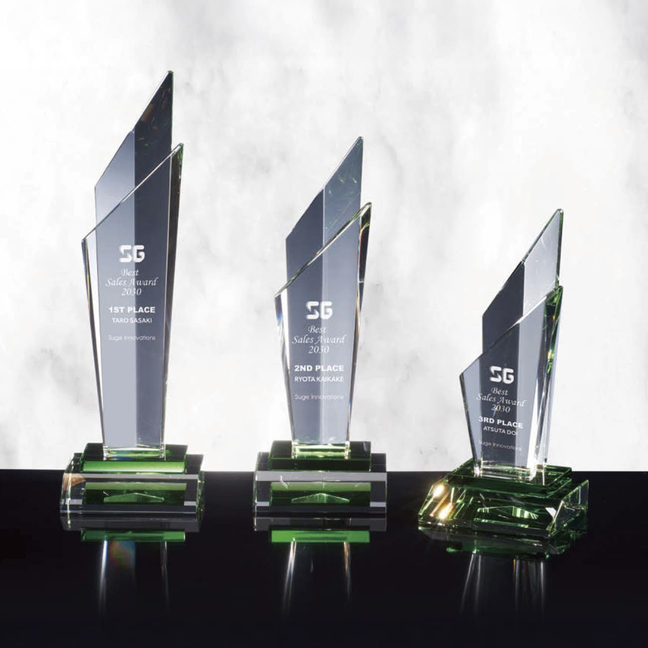 クリスタルトロフィー 赤 サンドブラスト彫刻 KTO-2172 Aサイズ