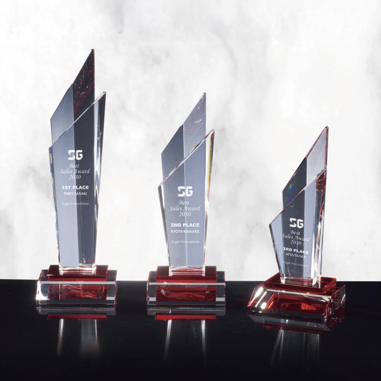 クリスタルトロフィー 赤 サンドブラスト彫刻 KTO-2172 Aサイズ