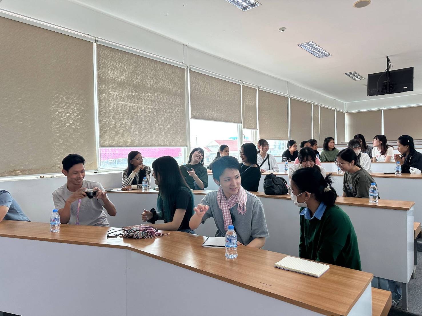 現地スタッフと記念撮影