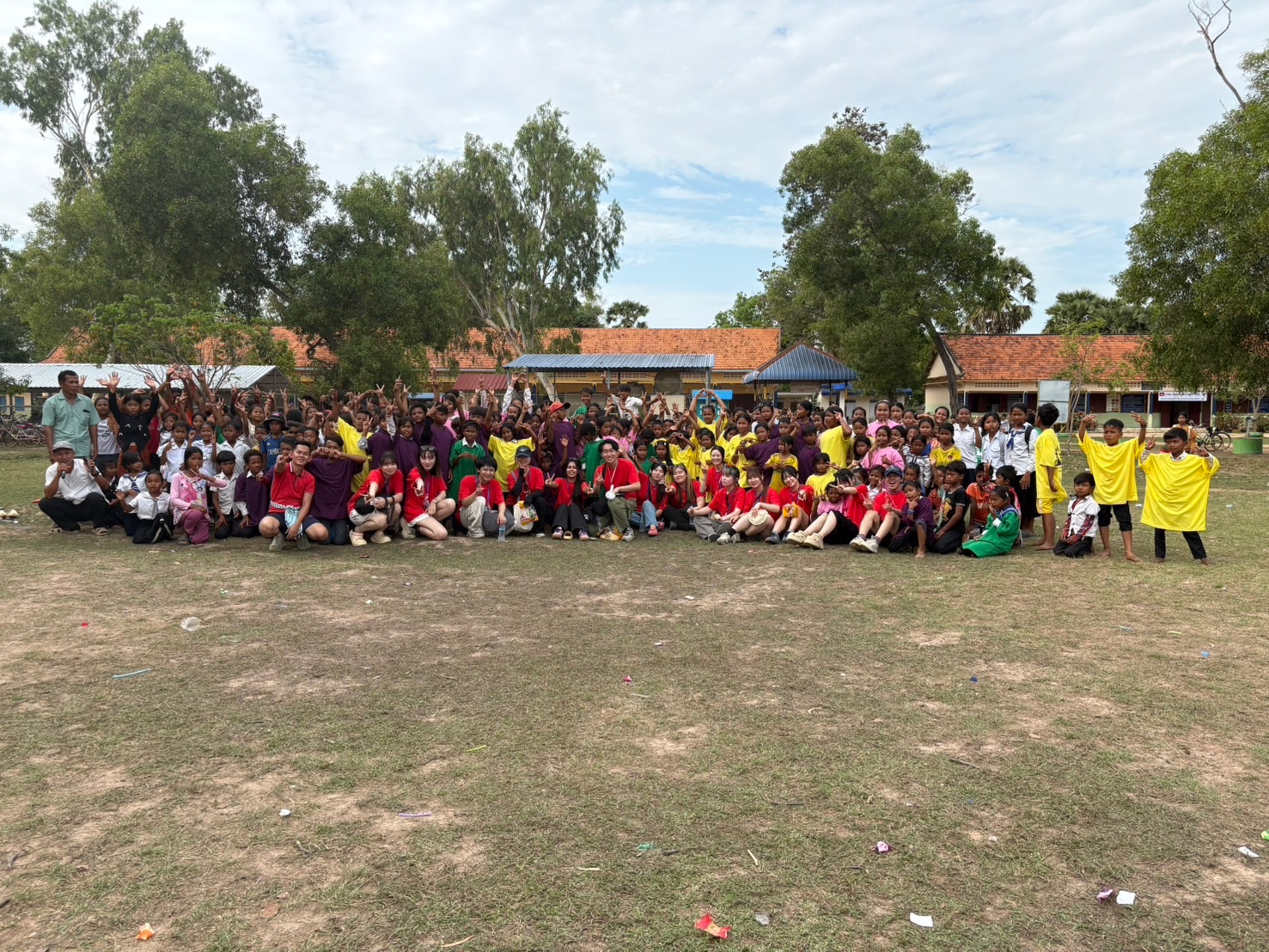 現地スタッフと記念撮影