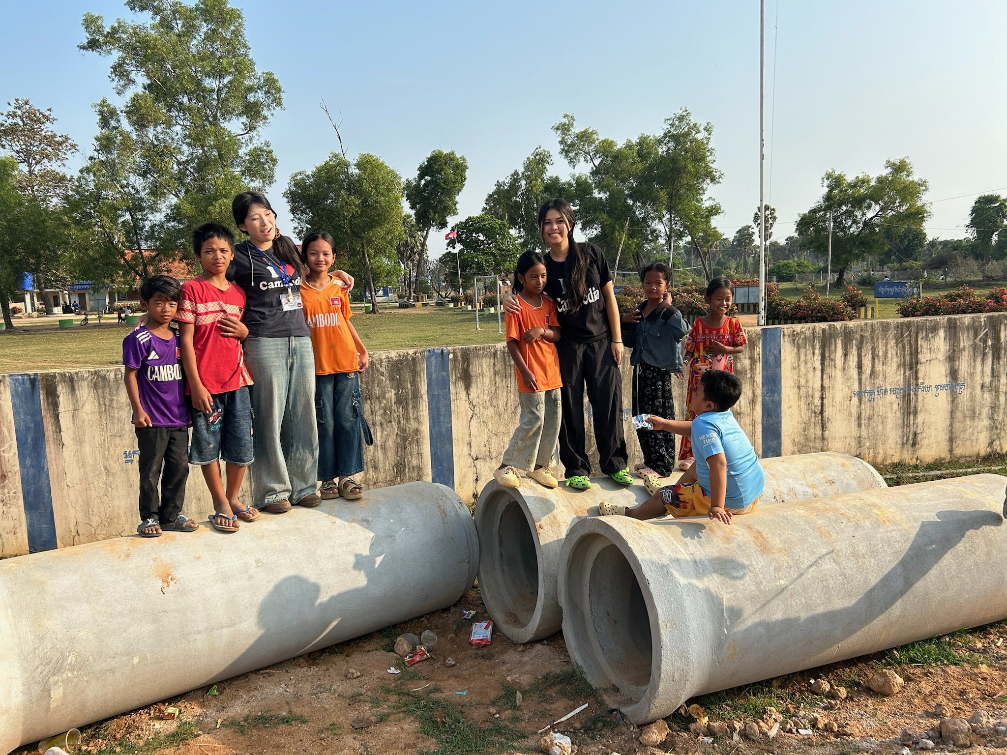現地スタッフと記念撮影