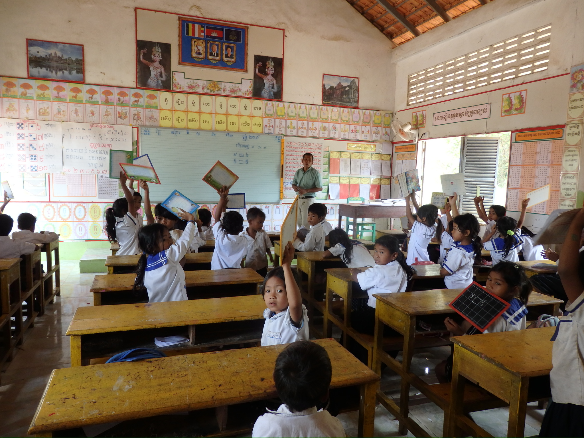 現地スタッフと記念撮影