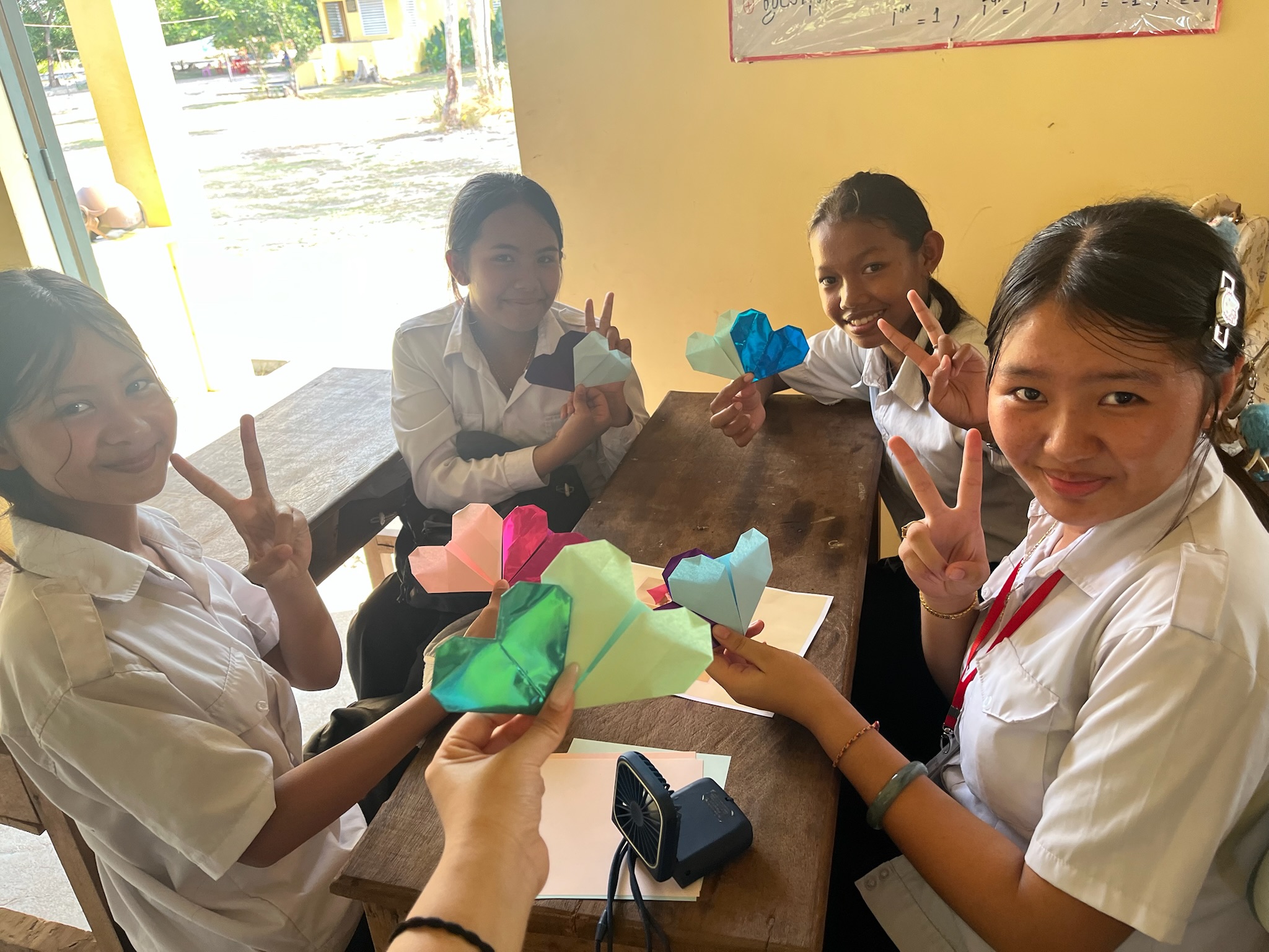 現地スタッフと記念撮影