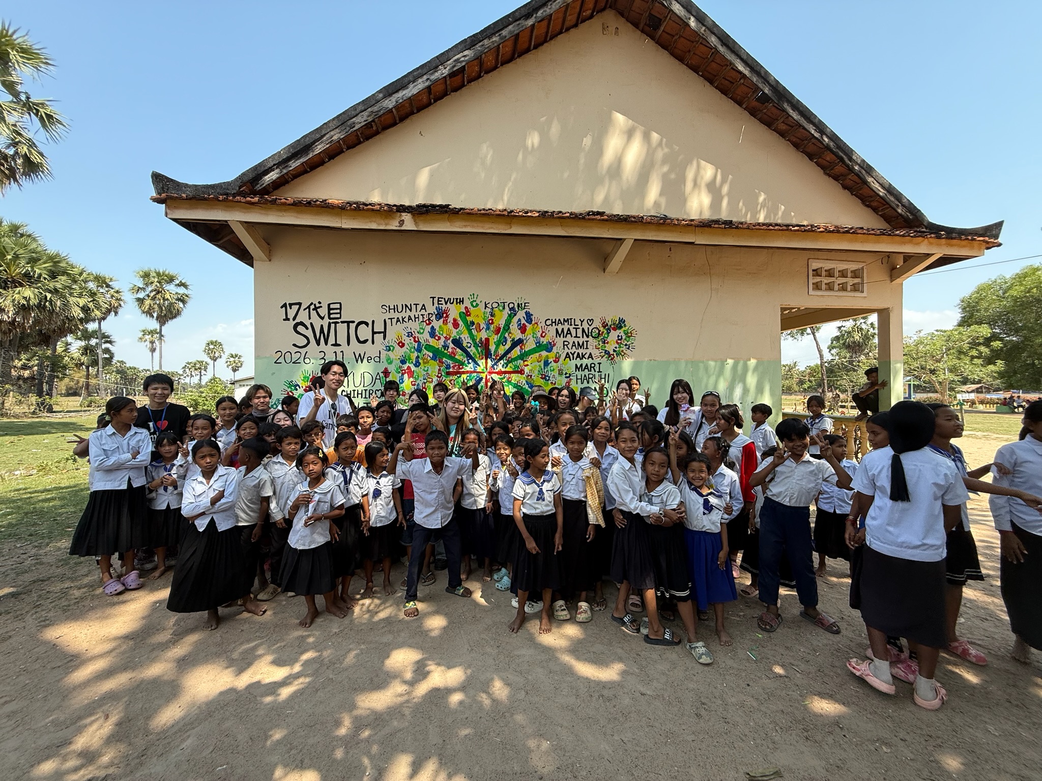 現地スタッフと記念撮影