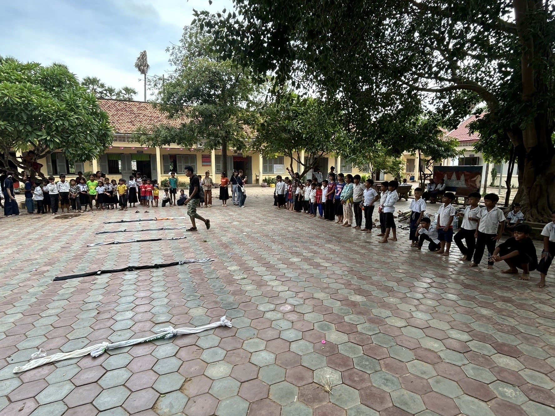 現地スタッフと記念撮影