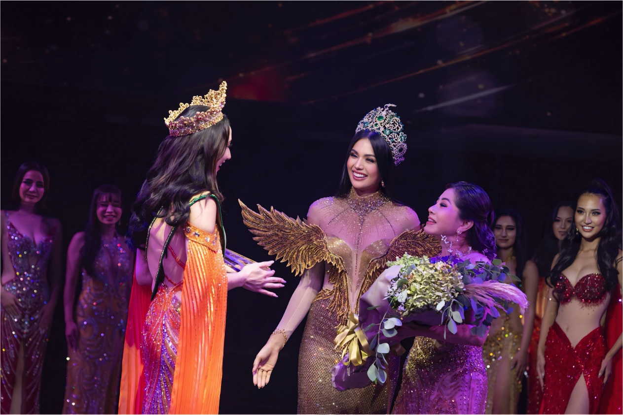 Miss Grand Japan 2025 / Mr Gay Japan 2025』 トロフィー、クリスタル